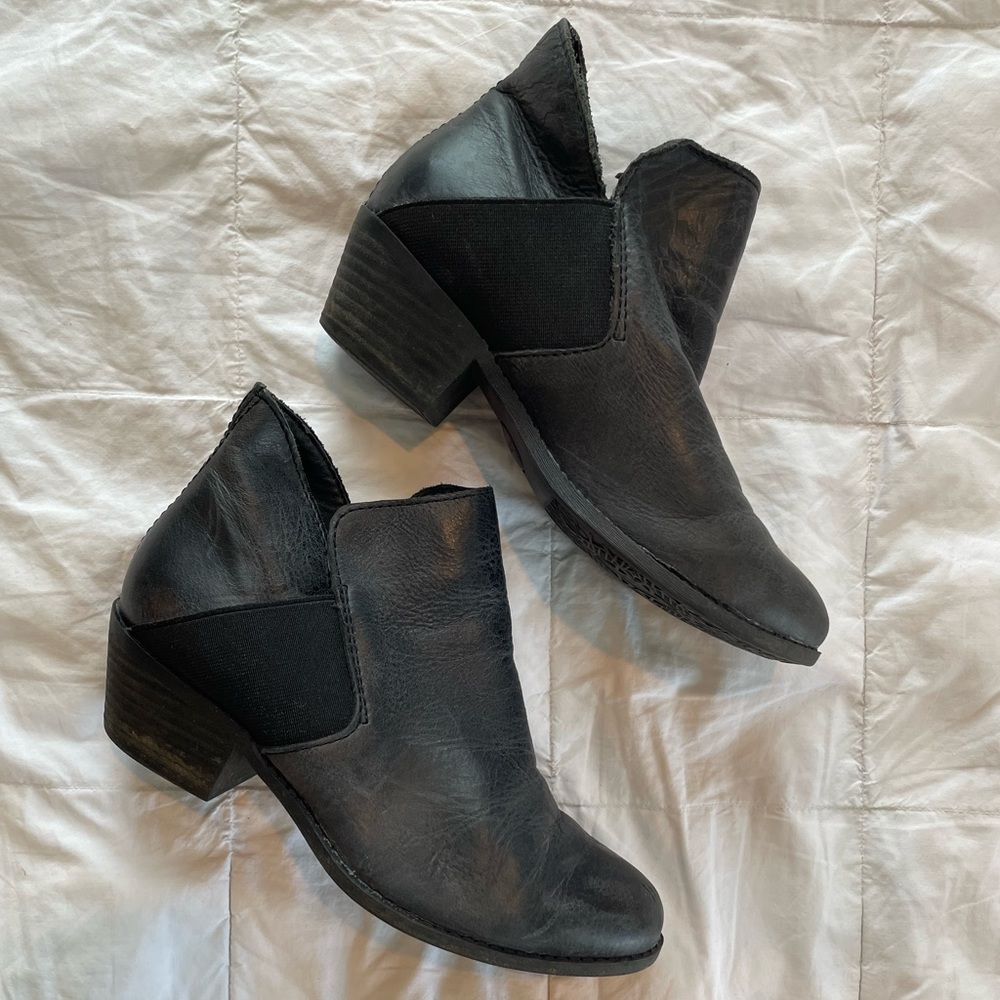 me too black heeled booties